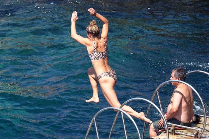 Nina Agdal In A Leapord Bikini On A Vacation In Capri