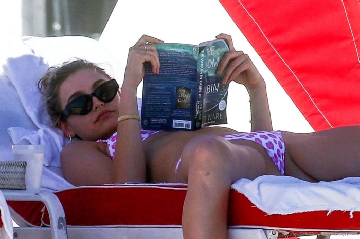 Roosmarijn De Kok Relaxing In Bikini At The Beach In Miami