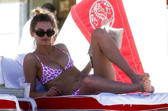Roosmarijn De Kok Relaxing In Bikini At The Beach In Miami