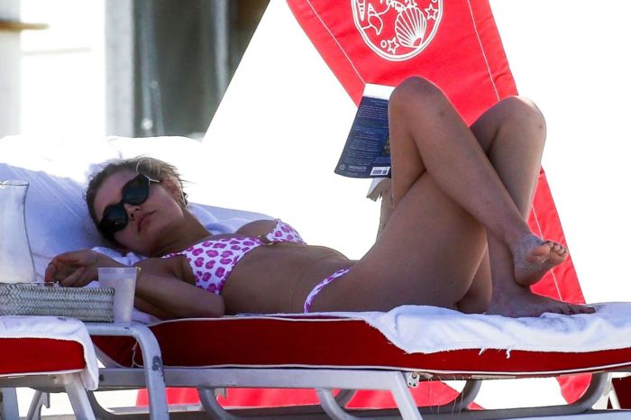 Roosmarijn De Kok Relaxing In Bikini At The Beach In Miami
