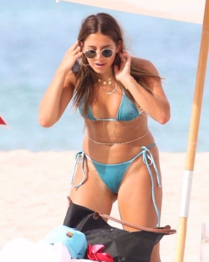 Sarah Kohan Relaxing In Bikini At The Miami Beach
