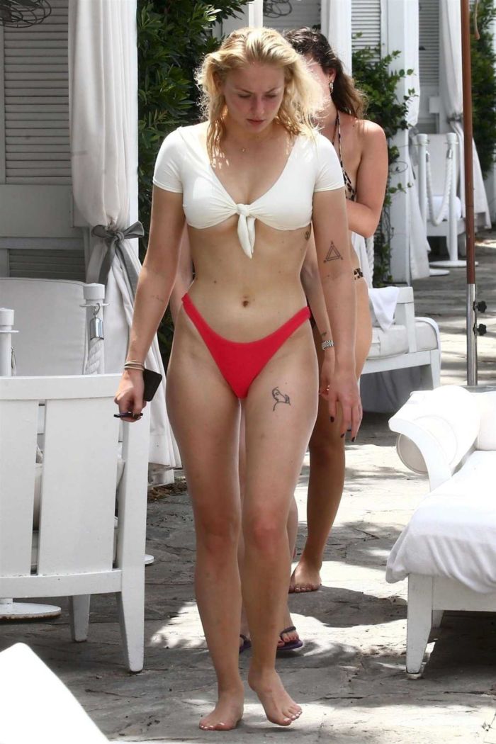 Sophie Turner At The Swimming Pool In Bikini