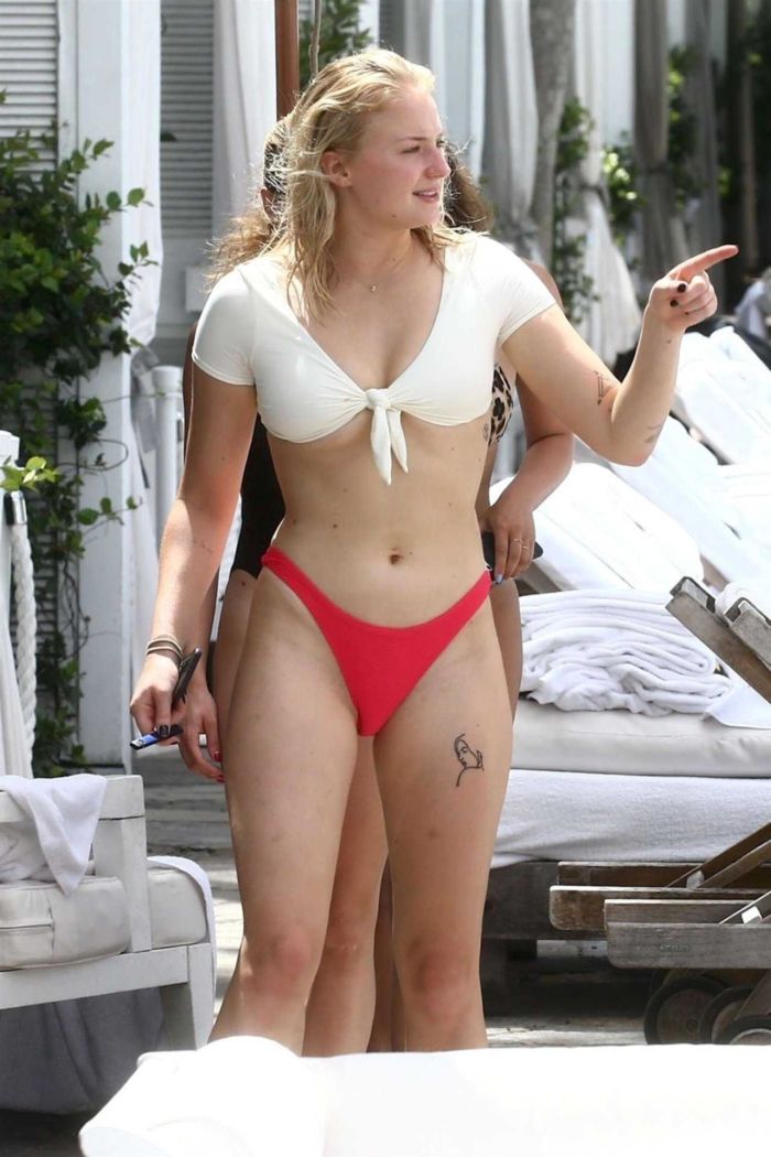 Sophie Turner At The Swimming Pool In Bikini