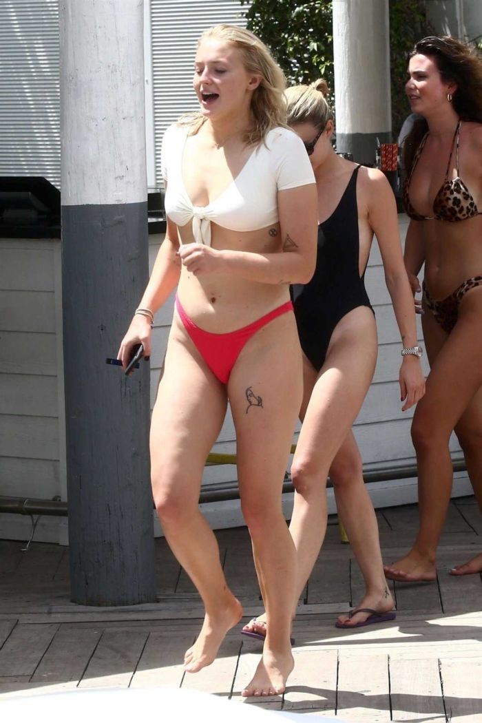Sophie Turner At The Swimming Pool In Bikini