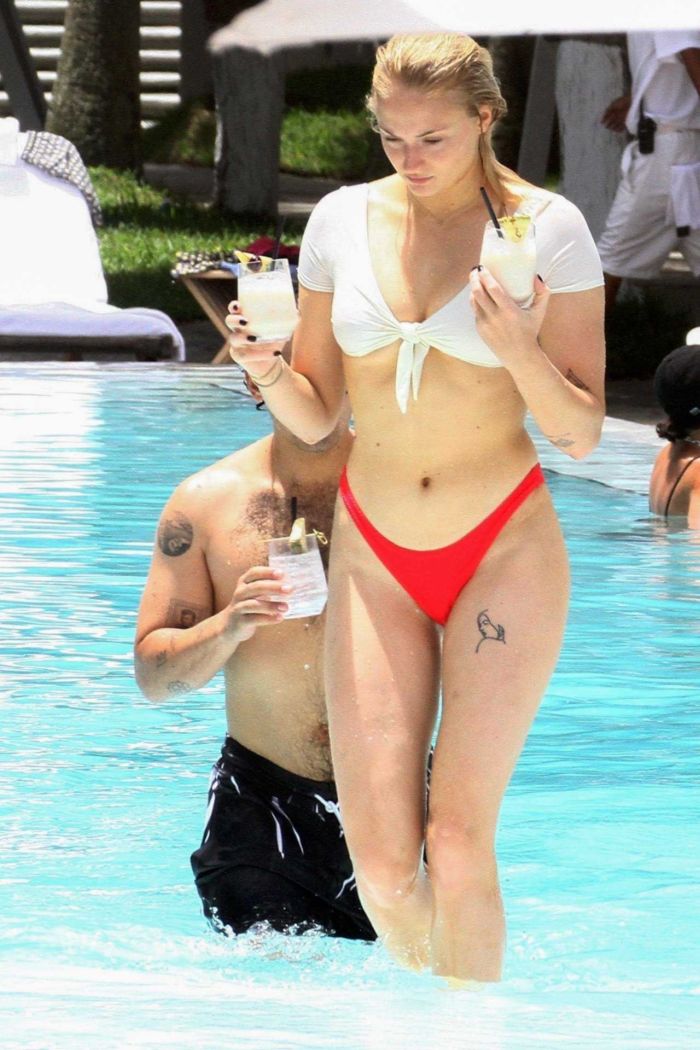 Sophie Turner At The Swimming Pool In Bikini