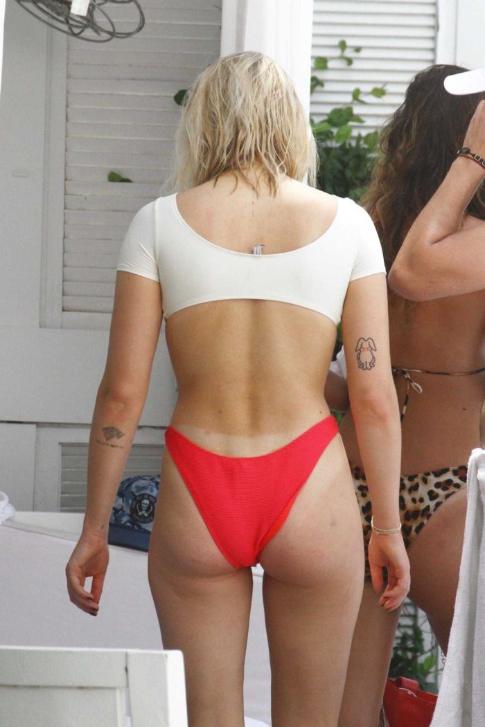 Sophie Turner At The Swimming Pool In Bikini