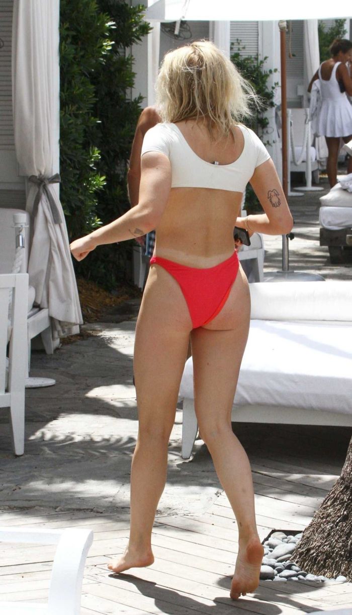 Sophie Turner At The Swimming Pool In Bikini