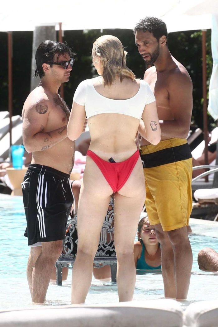 Sophie Turner At The Swimming Pool In Bikini