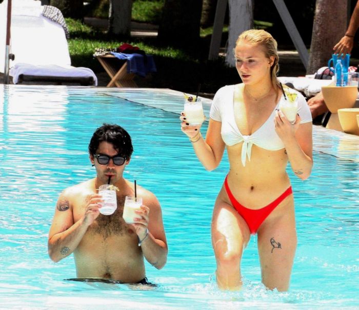 Sophie Turner At The Swimming Pool In Bikini