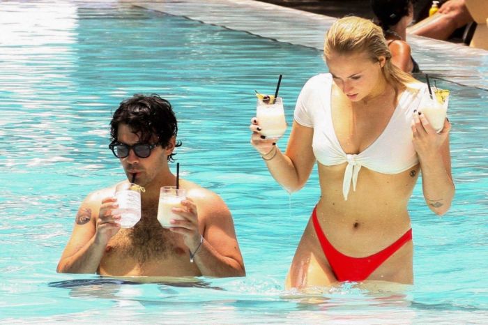 Sophie Turner At The Swimming Pool In Bikini