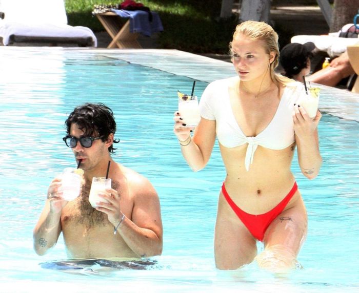 Sophie Turner At The Swimming Pool In Bikini