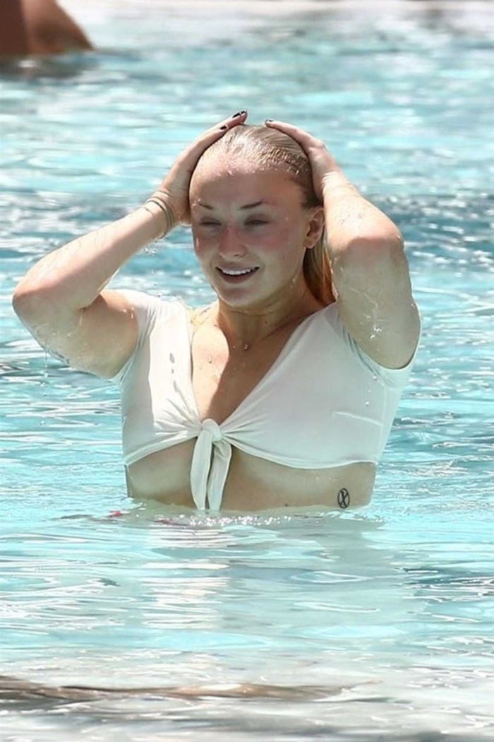 Sophie Turner At The Swimming Pool In Bikini