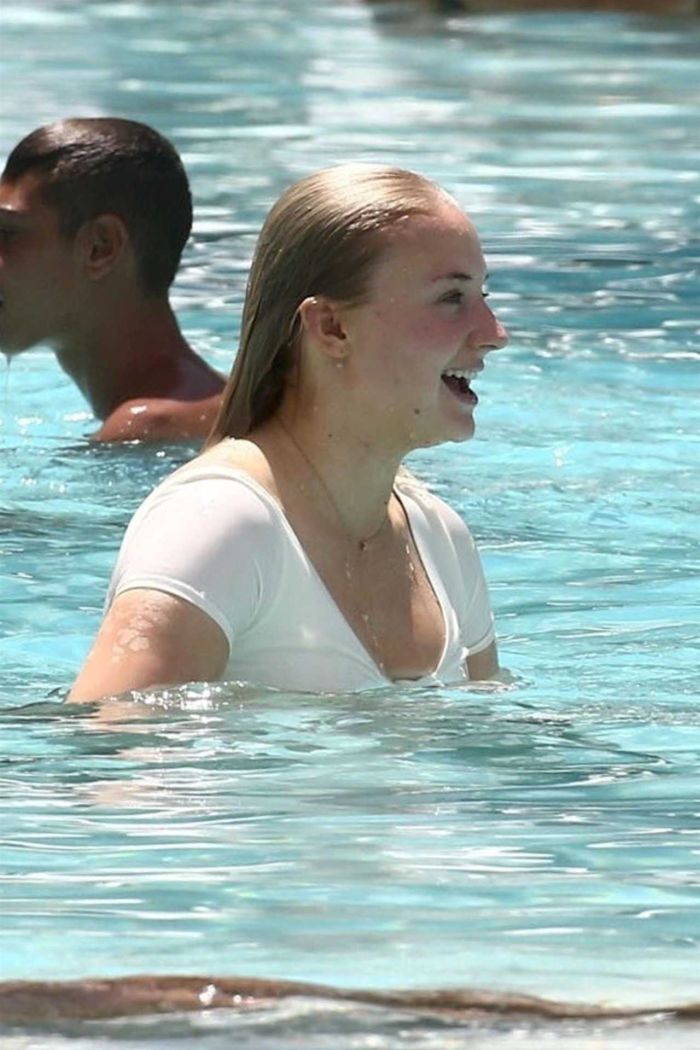 Sophie Turner At The Swimming Pool In Bikini