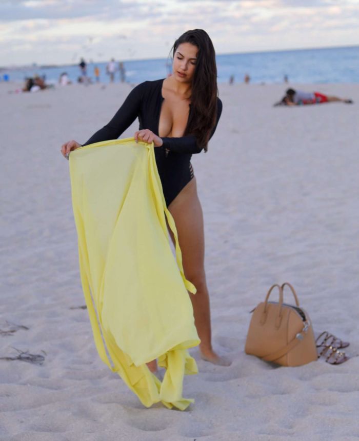 Tao Wickrath In A Black Swimsuit On The Beach In Miami