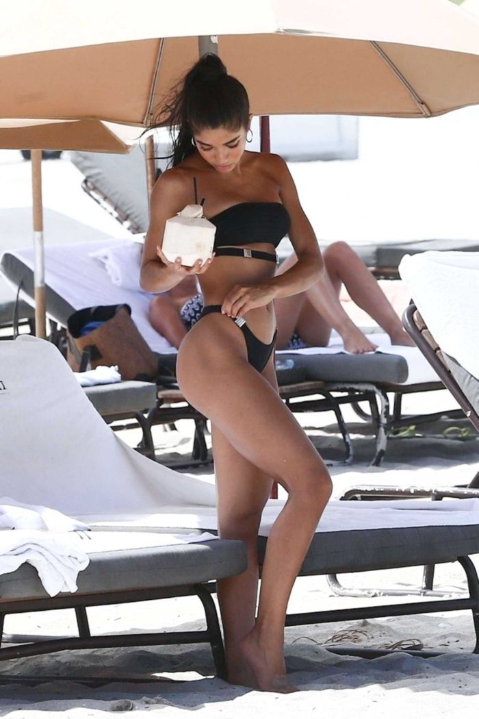 Yovanna Ventura Relaxing In Black Bikini At The Beachside