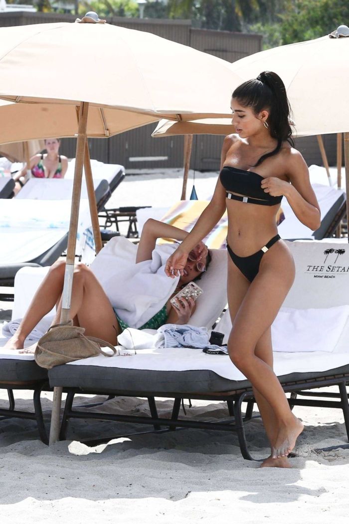 Yovanna Ventura Relaxing In Black Bikini At The Beachside