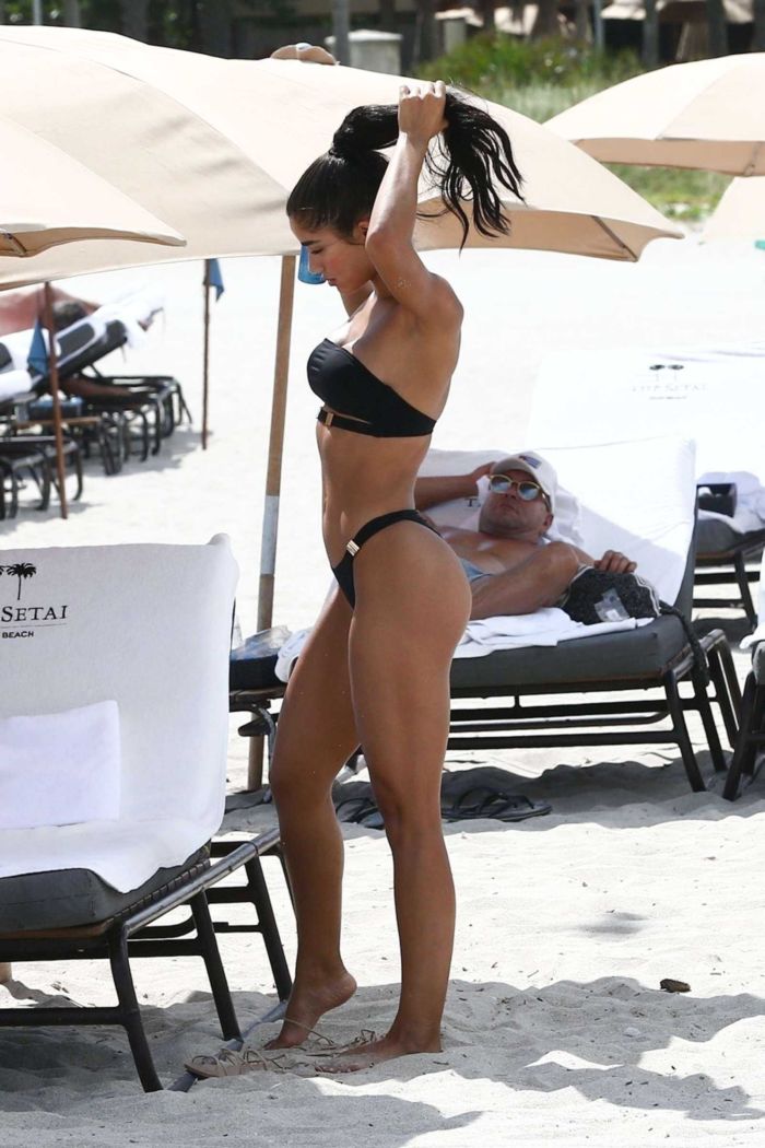 Yovanna Ventura Relaxing In Black Bikini At The Beachside