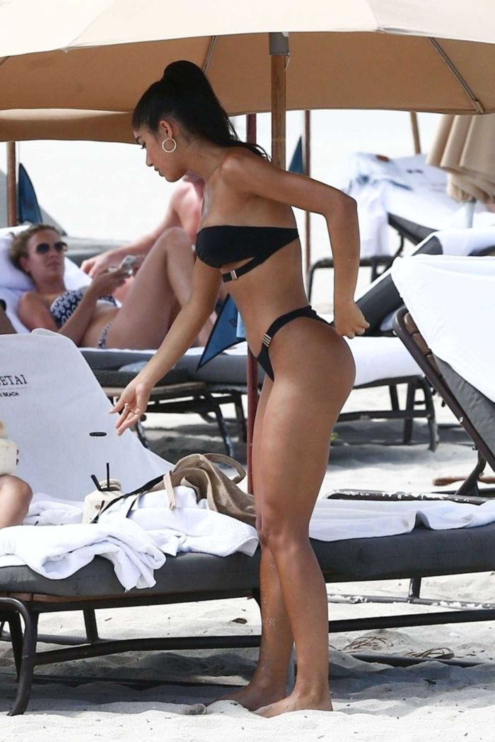 Yovanna Ventura Relaxing In Black Bikini At The Beachside