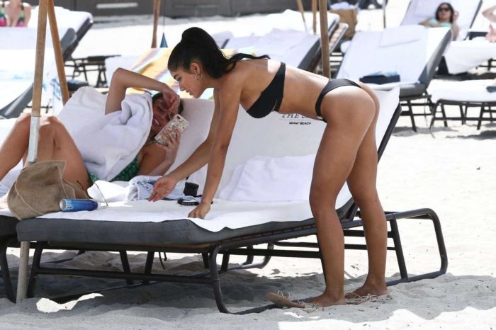 Yovanna Ventura Relaxing In Black Bikini At The Beachside